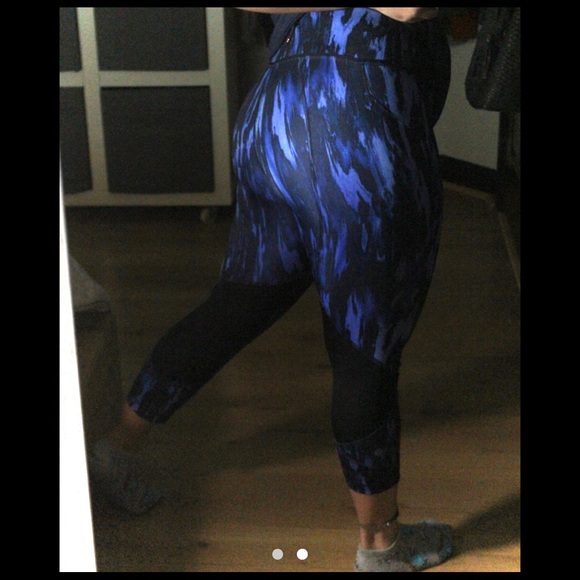Lulu lemon leggings in a blue and black pattern - Picture 2 of 2